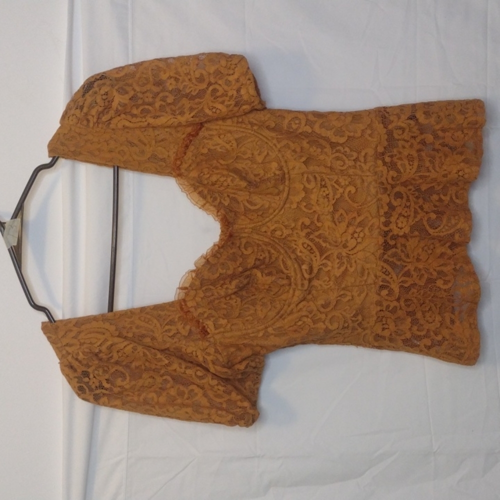 Haute Monde size medium lace crop top